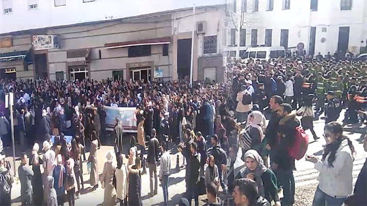 بعد التطويق الأمني..مسيرة الأساتذة المتعاقدين تنطلق بتطوان ومحتج: لا محيد عن مطالبنا-فيديو