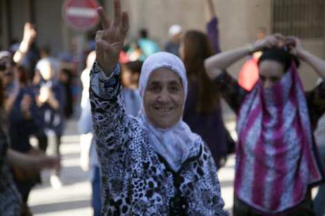 والدة الزفزافي تتماثل للشفاء وتشارك بجانب زوجها في لقاء بفرنسا