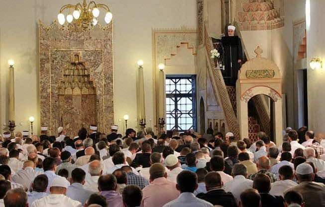 مصر تشرع في بث خطبة الجمعة "مدبلجة" إلى 10 لغات وبلغة الإشارة - فيديو