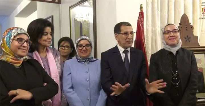 من مقر إقامته بحي الأميرات وبحضور زوجته وابنته.. العثماني: تواجد المرأة في مناصب المسؤولية لا يتجاوز 24 %- صور