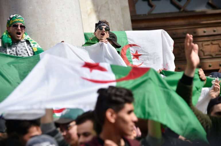 مع تصدرهم للمظاهرات.. الجزائر تعجل بمنح الطلبة عطلة الربيع وتمددها لحوالي شهر
