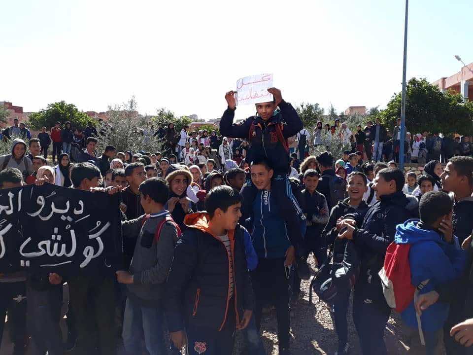 رافعون شعار "ما تقيسش أستاذي"..تلاميذ يقاطعون الدراسة تضامنا مع المتعاقدين-صور