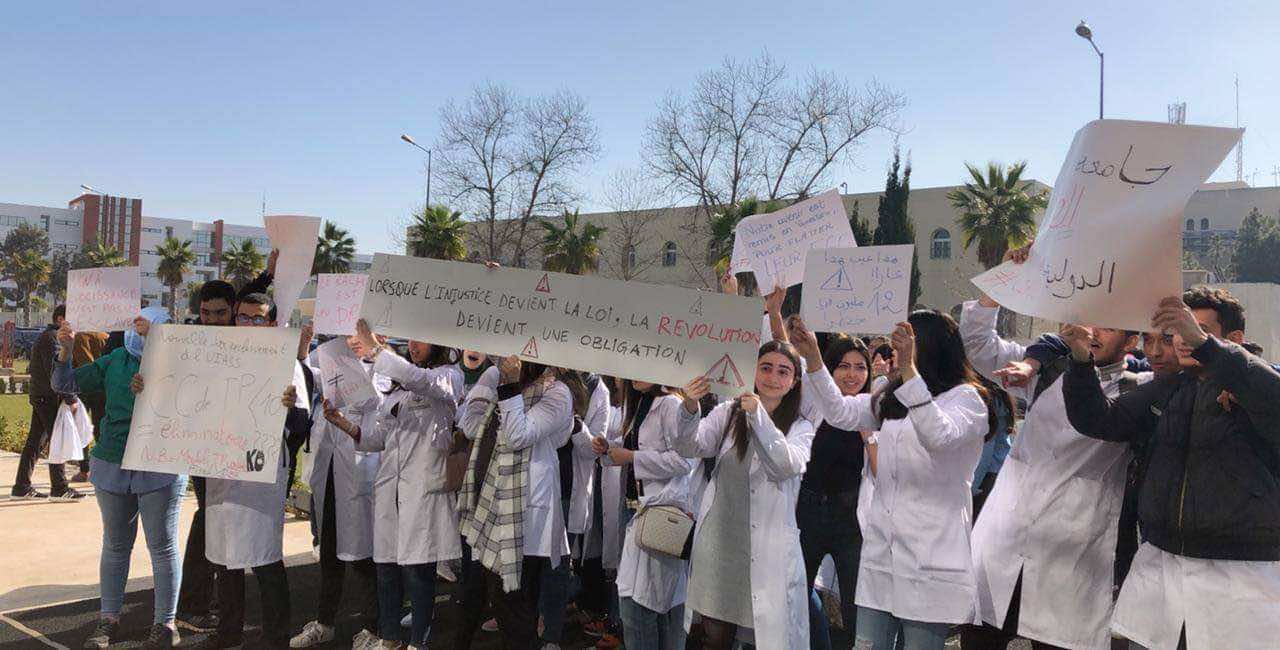 معايير النجاح تخرج طلبة طب "الشيخ زايد" الخاصة للاحتجاج - صور