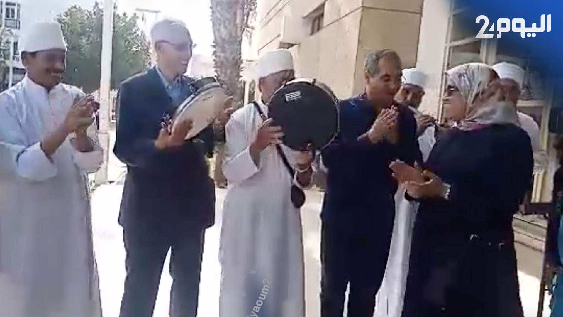 -الحسن الداودي وجميلة المصلي يرقصان على إيقاعات "أحواش" في أكادير -فيديو