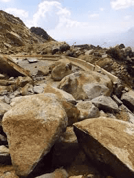 سقوط صخرة داخل كهف تنهي حياة تلميذ