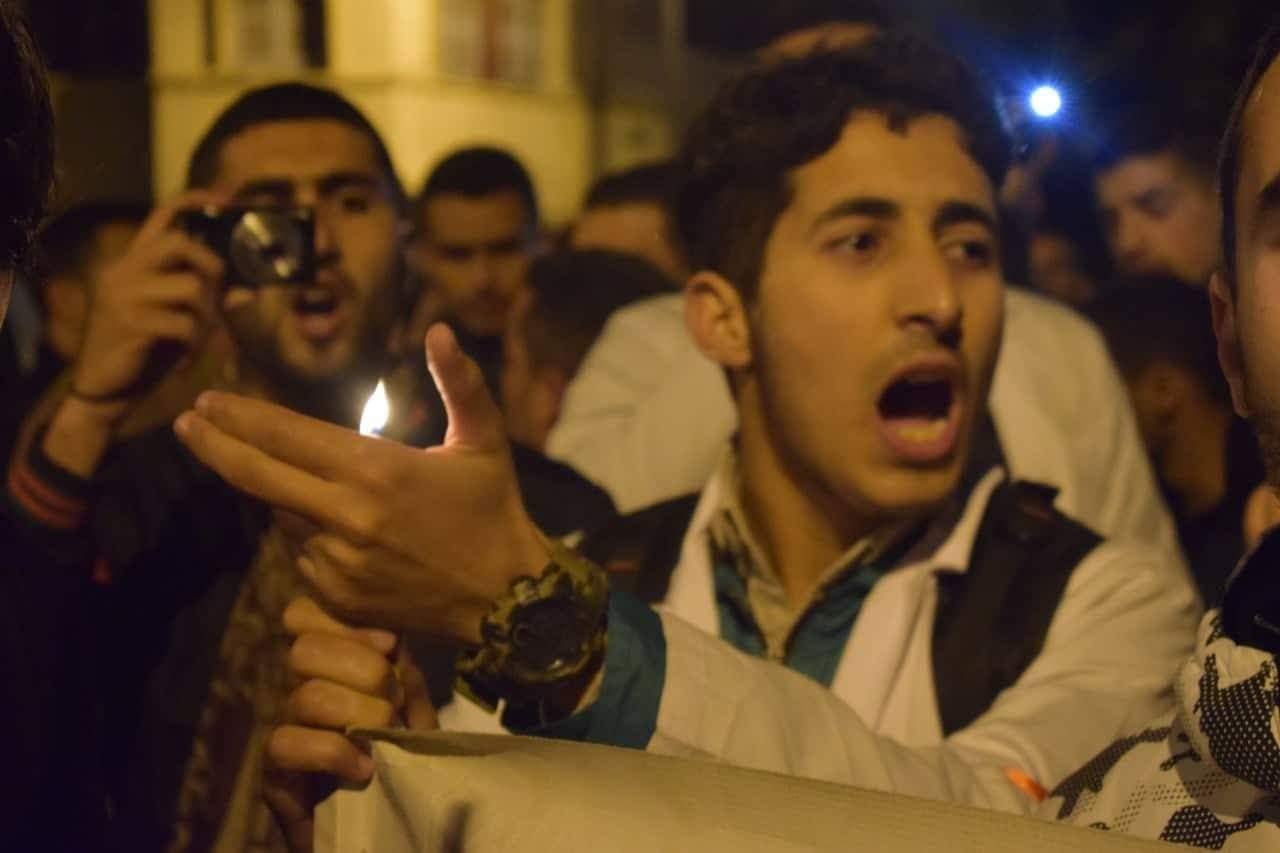 لحظة تدخل الأمن لتفريق مسيرة الشموع للأساتذة المتعاقدين وهم يصرخون: "سلمية سلمية"-فيديو