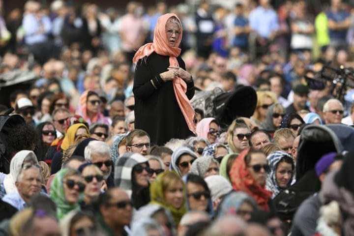 نيوزيلندا تشد أنظار العالم في تأبين ضحايا المسجدين..آذان وحجاب وصوت واحد من أجل التسامح - صور