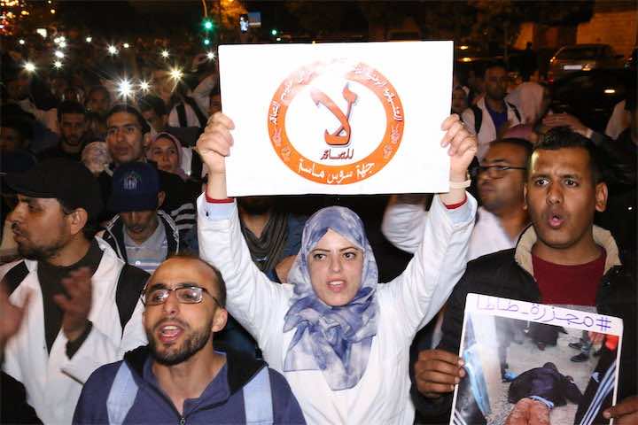على ضوء الشموع.. الآلاف من الأساتذة المتعاقدين ينتشرون بأكبر شوارع الرباط ويعلنون انطلاق مسيرة الأحد -صور