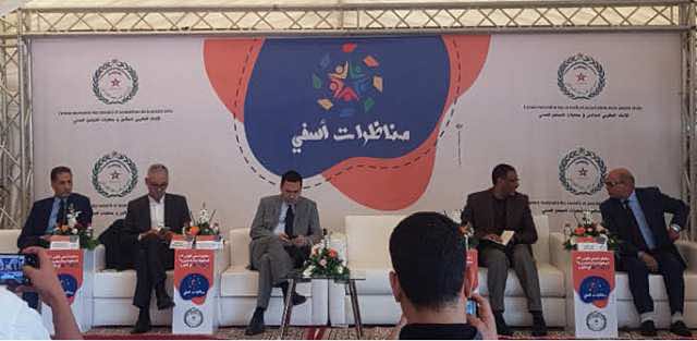 معطلو آسفي يثورونَ غضبا في ندوة الخلفي: وعود الوزراء كاذبة وشغلتم 1000 فيلبيني عوضًا عنا