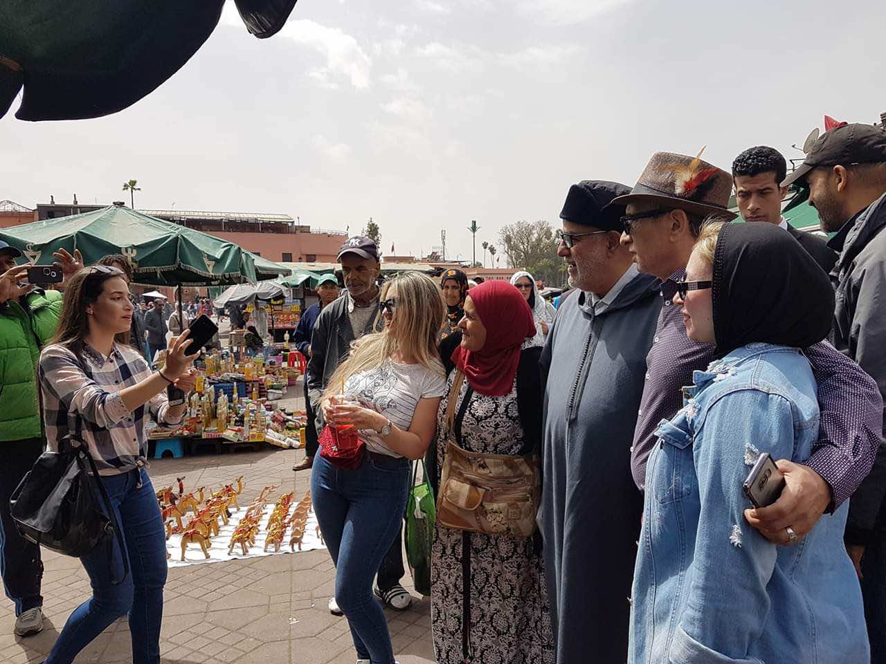 الأساتذة "يسلخون" وابن كيران مستمع وسط "حلقة" في "جامع الفنا"..موجة انتقاد تدفع سائقه لحذف الفيديو الغنائي -فيديو