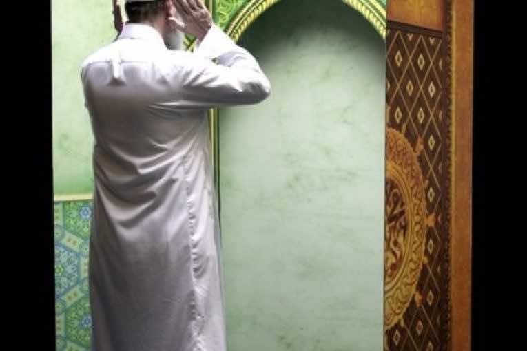 مؤذن يتعرض لاعتداء خطير داخل المسجد..جروح في الوجه والرأس