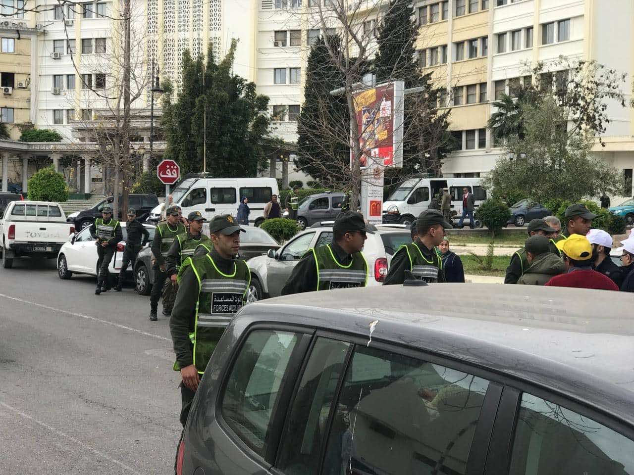الغليان مستمر..محاولة الأمن منع مسيرة جديدة للأساتذة في طنجة تؤول إلى "اشتباكات"-فيديو