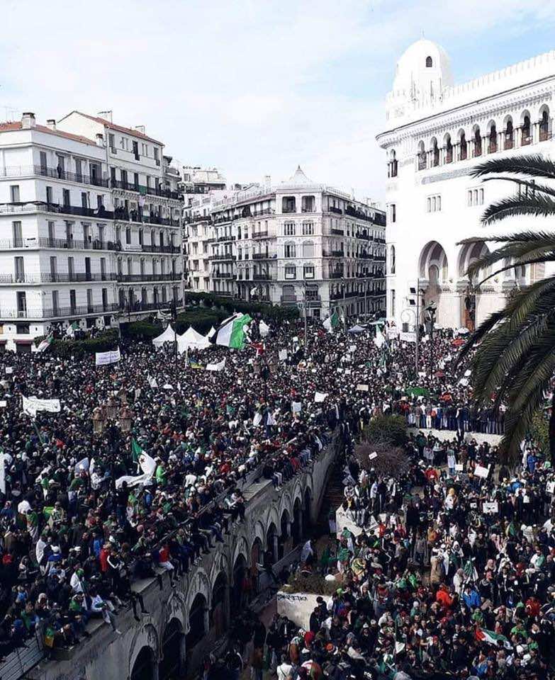 الشرطة الجزائرية تستخدم مدافع المياه لتفريق آلاف المحتجين..رقص في الشوارع وهتافات من شرفات المنازل وشعارات الحرية