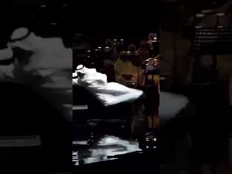 عبد الله الرويشد يسقط على المسرح بشكل مخيف.. وهذه آخر تطورات حالته الصحية - فيديو