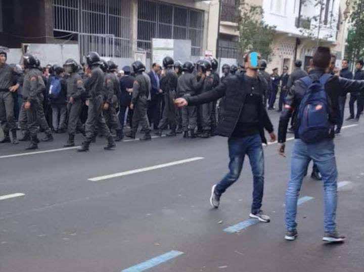 قوات الأمن تتدخل بعنف لمنع وقفة للطلبة الممرضين تزامنا مع وصول البابا إلى المغرب -صور