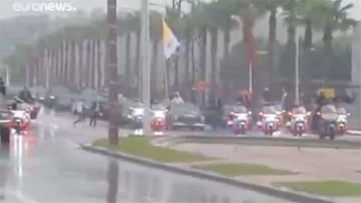 الإجراءات المصاحبة لزيارة البابا تربك حركة المواصلات بالرباط-سلا.. الآلاف علقوا لساعات تحت المطر -فيديو-