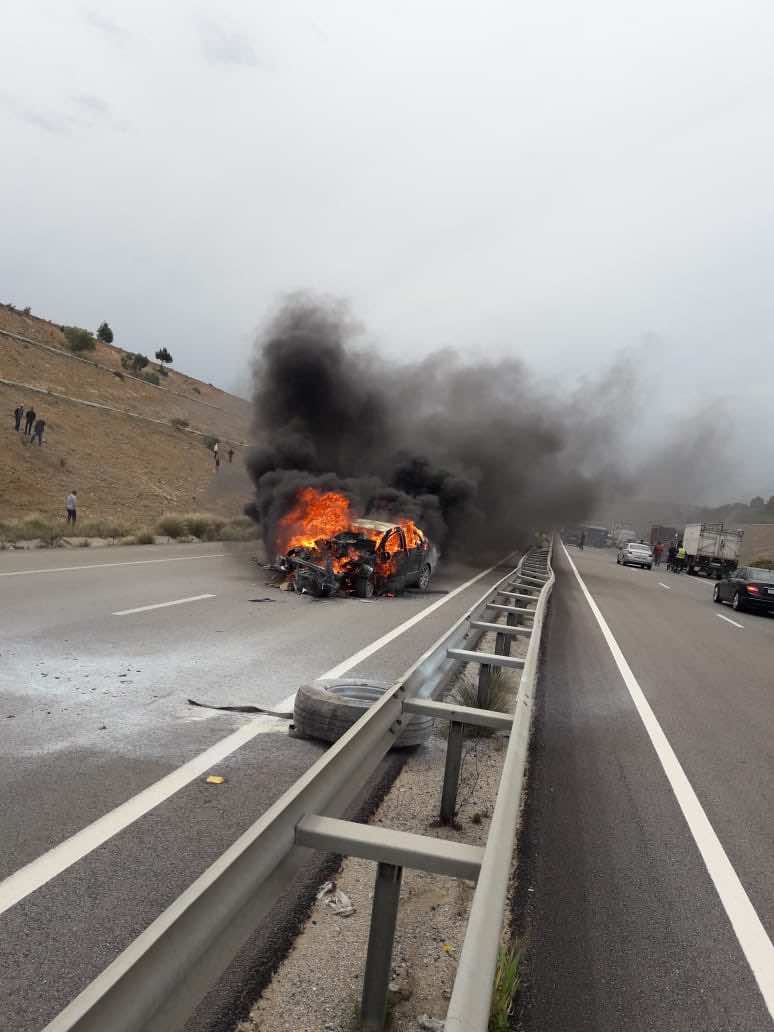 النيران تشتعل في سيارة ضواحي طنجة وتحولها إلى رماد-فيديو