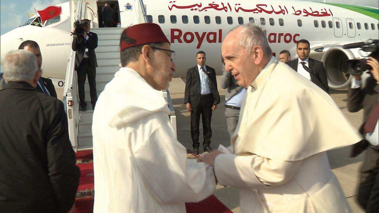البابا ينهي زيارته إلى المغرب ويغادر على متن طائرة للخطوط الملكية والعثماني يودعه