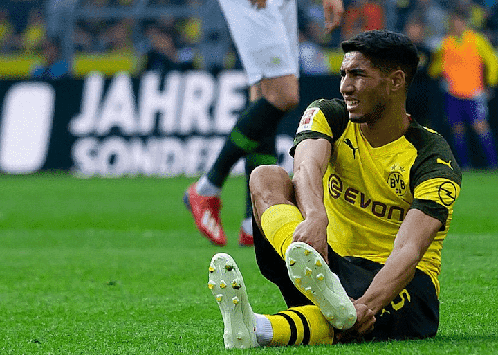 ضربة موجعة لـ"الأسود" قبل "الكان".. كسر في القدم ينهي موسم حكيمي والأخير يتوجه لمدريد