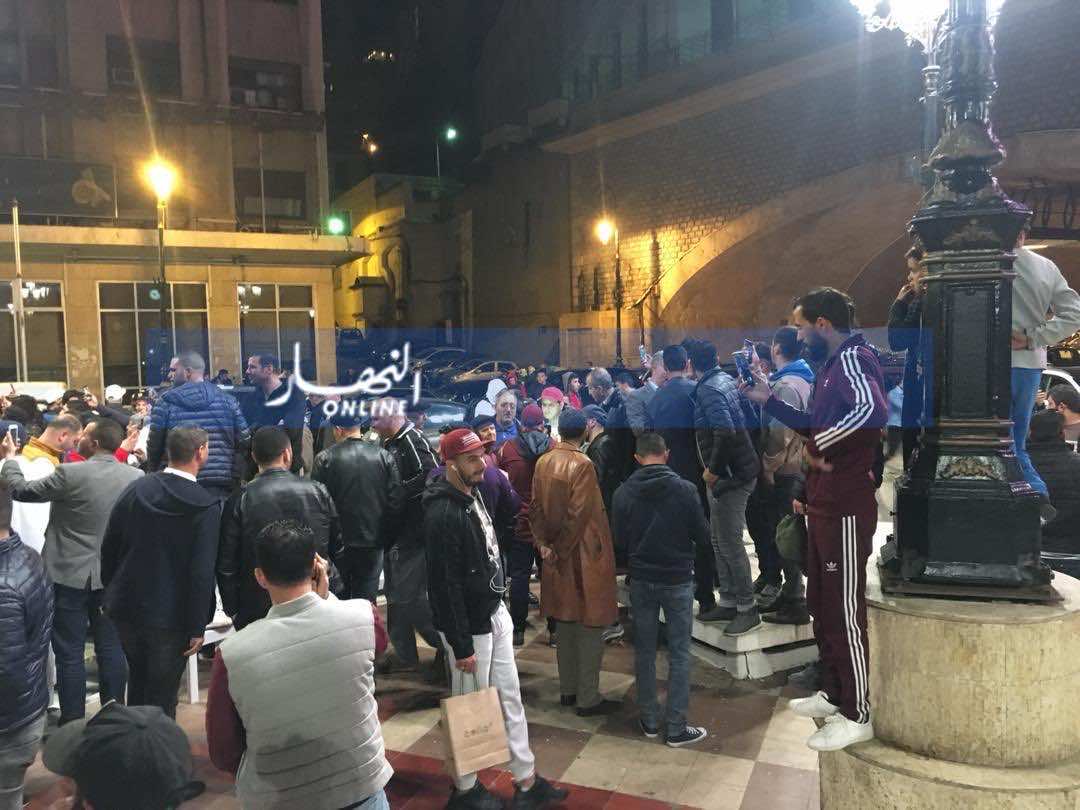 بالأعلام والهتافات...الجزائريون ينزلون بالآلاف إلى الشوارع احتفاء باستقالة بوتفليقة-صور وفيديو