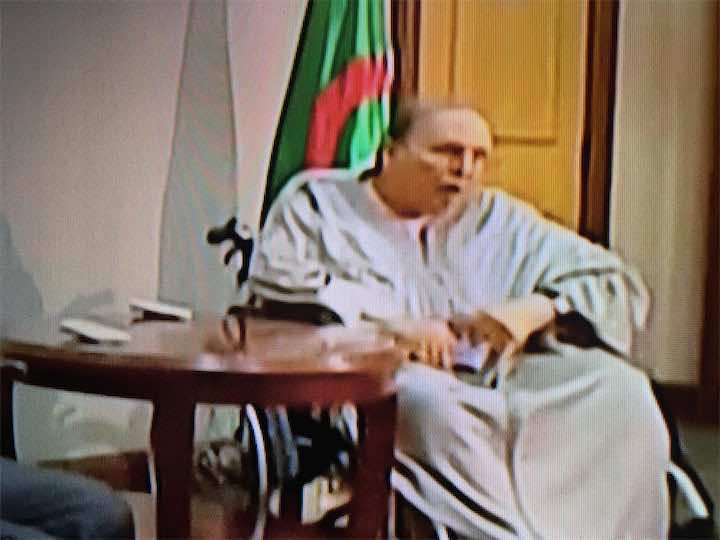 بعد غياب طويل.. التلفزيون الجزائري يبث صور بوتفليقة أثناء تسليم استقالته -صور-