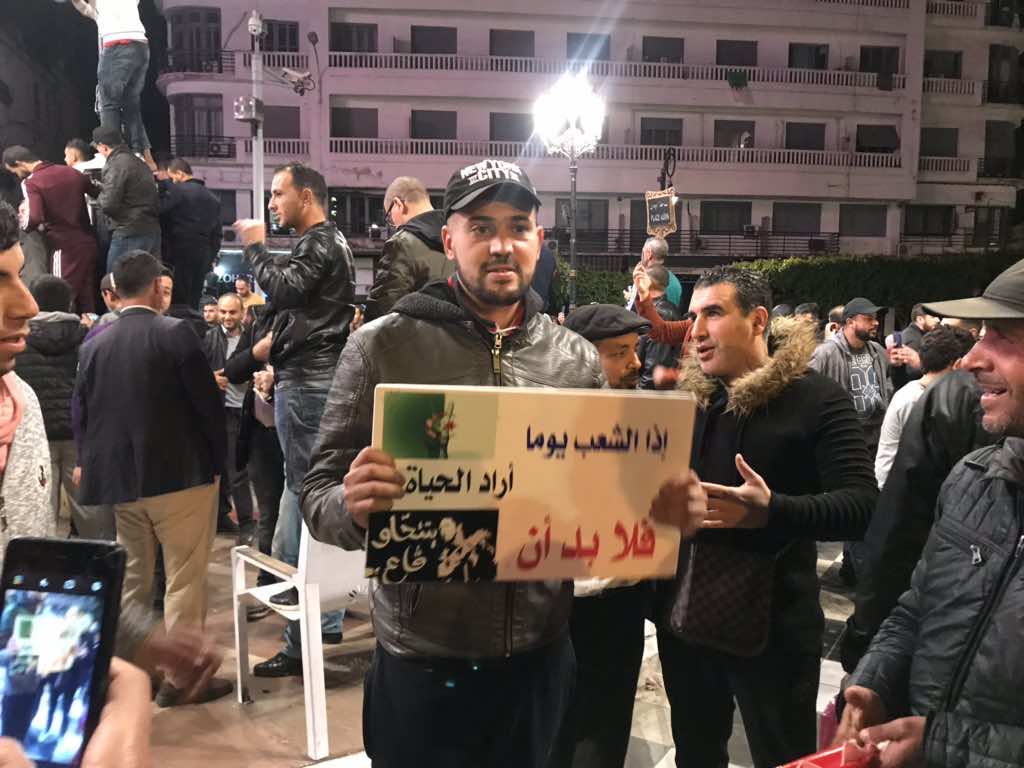 رفضا للركوب على حراكهم.. جزائريون يطالبون باستكمال التطهير ويحذرون من سيناريو مصر -فيديو-