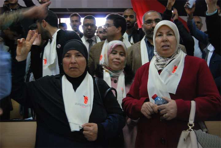 يوم الحكم..دموع ومناشدات أمهات معتقلي الريف وأم أحمجيق: "واش هاذ الدولة ما فيها رحمة!"