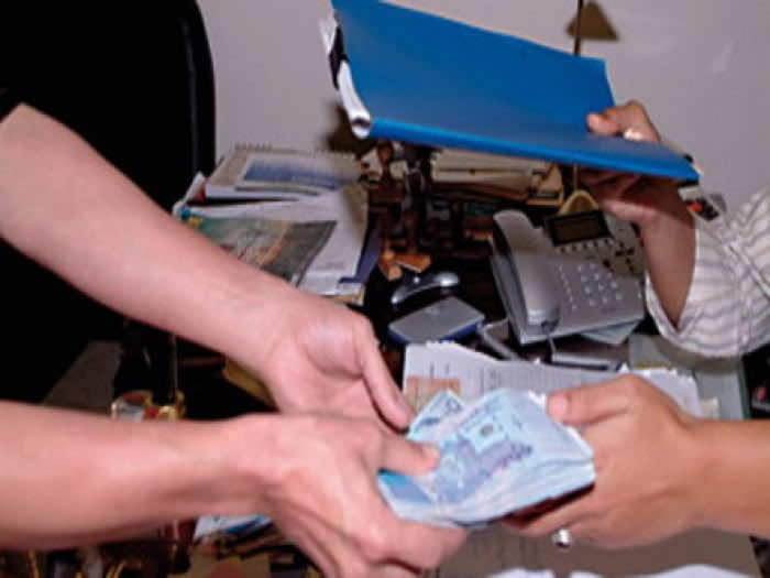 عناصر أمنية بزي مدني تلقي القبض على شرطي متلبس بالارتشاء 