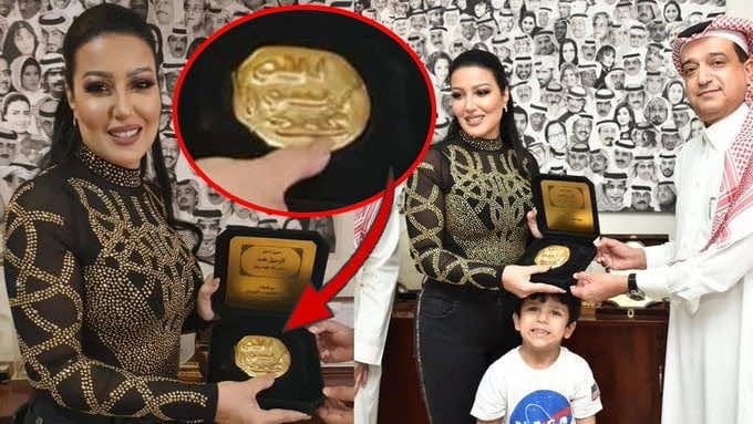 تسلم سمية الخشاب "ختم الرسول" في السعودية يفجر غضب نشطاء
