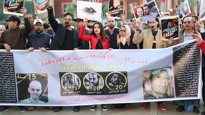 تضامنا مع معتقلي حراك الريف.. العشرات يكممون أفواههم أمام البرلمان -فيديو وصور