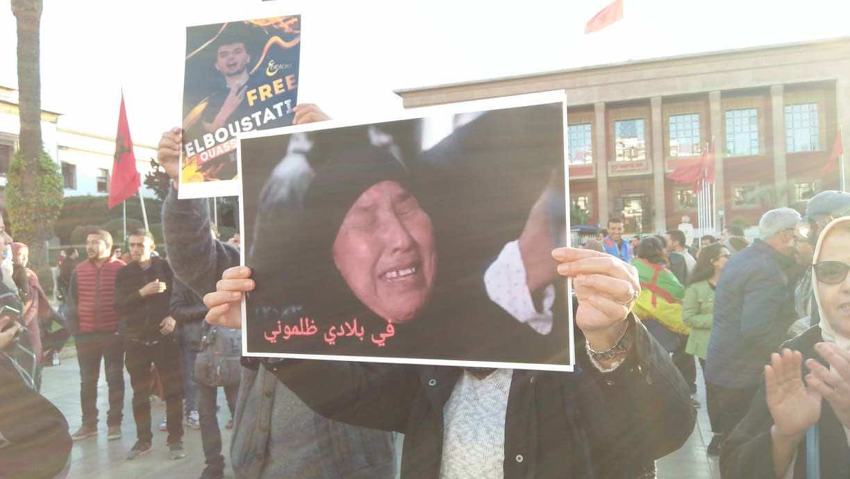 التضامن مع معتقلي "حراك الريف" يوحد الأطياف السياسية.. العشرات من أمام البرلمان: "أطلقوا سراح "الشباب" -صور"