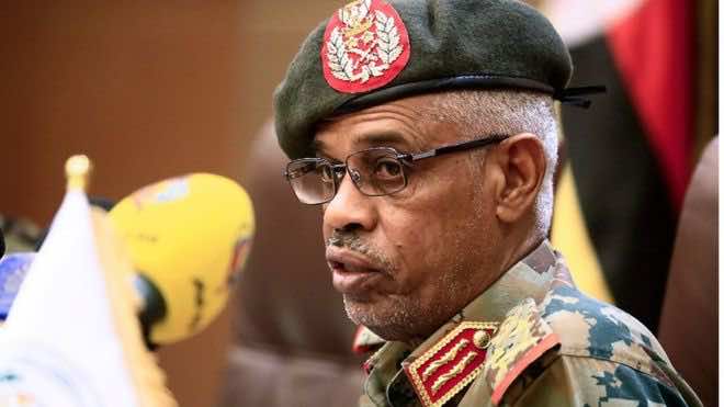 عاجل.. بن عوف يعلن تنحيه عن رئاسة المجلس العسكري الحاكم بالسودان