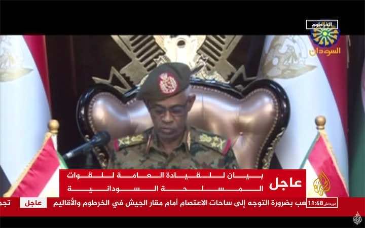 فترة انتقالية لعامين وحالة طوارئ وحظر التجول.. هذه تفاصيل القرارات التي أعلن عنها الجيش السوداني بعد اعتقال البشير