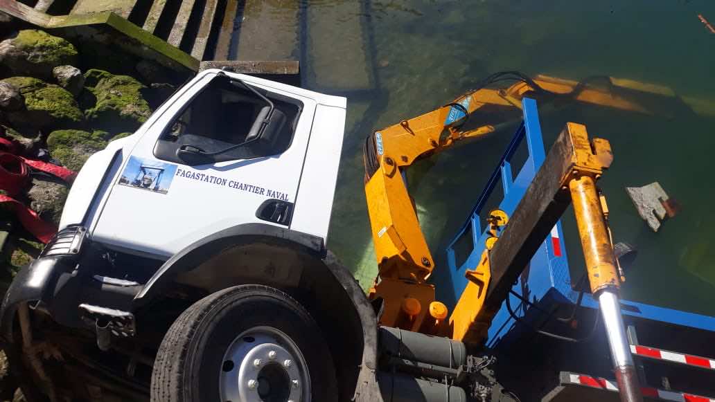 مآساة.. الحمولة الزائدة تتسبب في غرق شاحنة بميناء طنجة ووفاة سائقها -صور وفيديو