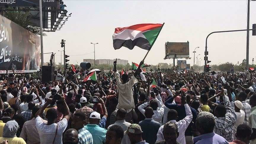 السودان.. مقتل 16 متظاهرا في يومين والاعتصامات متواصلة بعد تنحي بن عوف