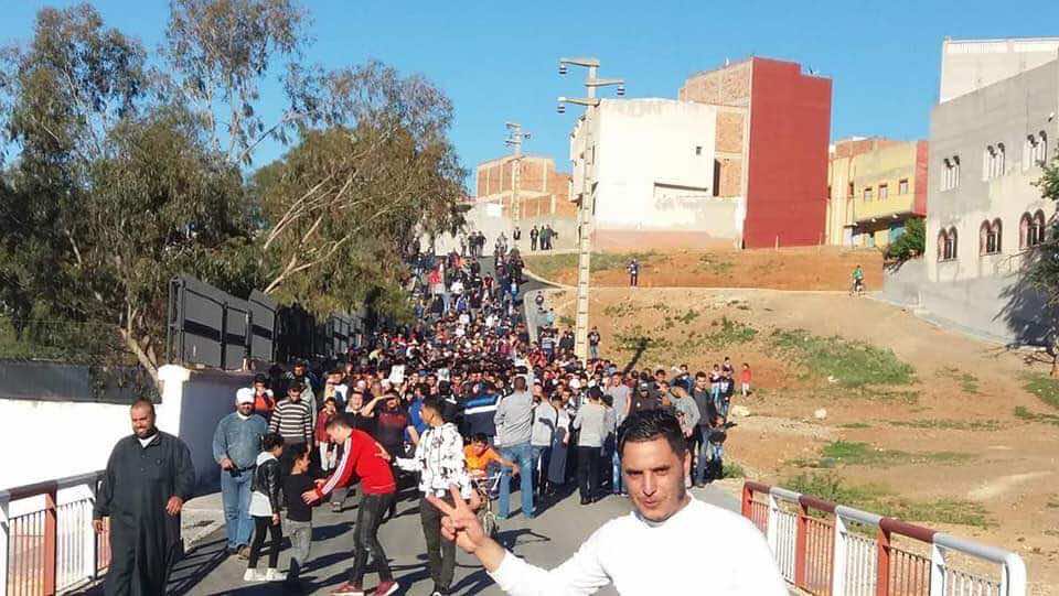 مسيرة جديدة في الحسيمة..أمهات وأقارب معتقلي الريف ونشطاء يرفعون مطلب إطلاق السراح