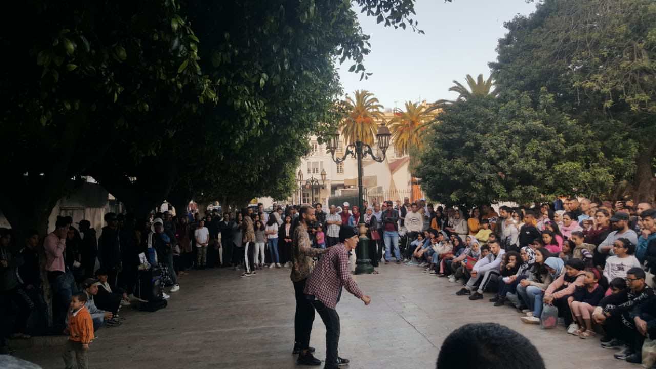 عروض موسيقية ورياضية في الفضاءات العامة.. شباب الرباط يبدع بوسائل بسيطة