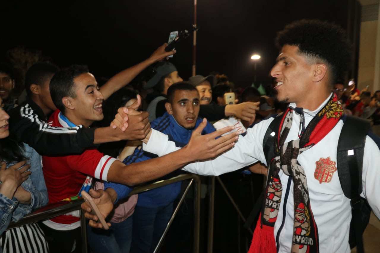 -جماهير الحسنية تخصص استقبالا استثنائيا للاعبين في مطار أكادير -صور