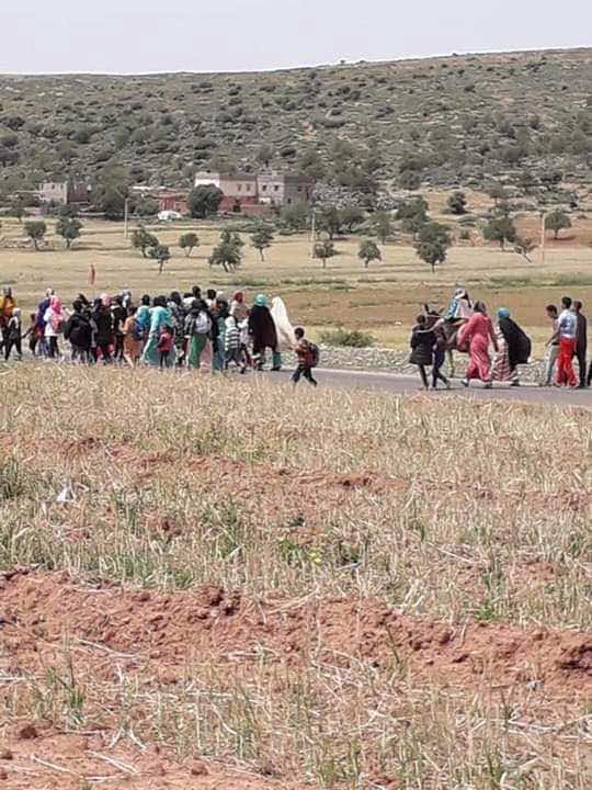 بشعار "التعليم فين غادي.. الخسران احمادي".. أمهات يحتجن خوفا من سنة بيضاء 