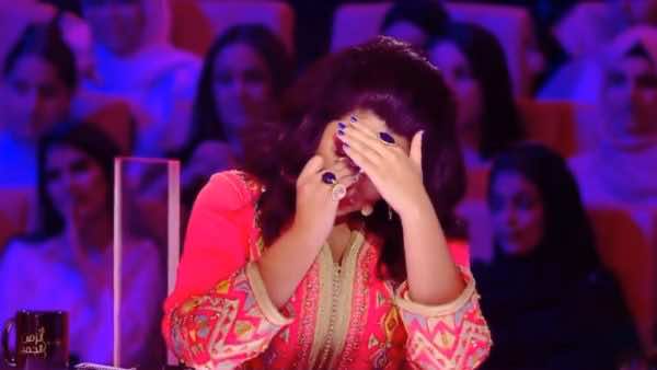 لمنور تبكي تأثرا في برنامج الزمن الجميل