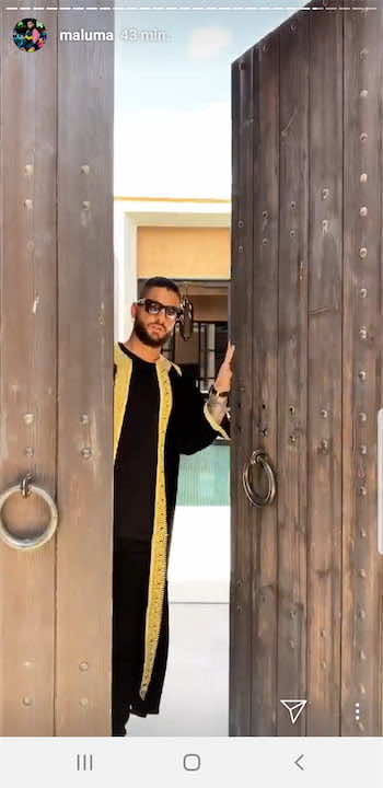 المغني العالمي "مالوما" في مراكش.. ويفاجئ جمهوره بارتدائه اللباس التقليدي المغربي