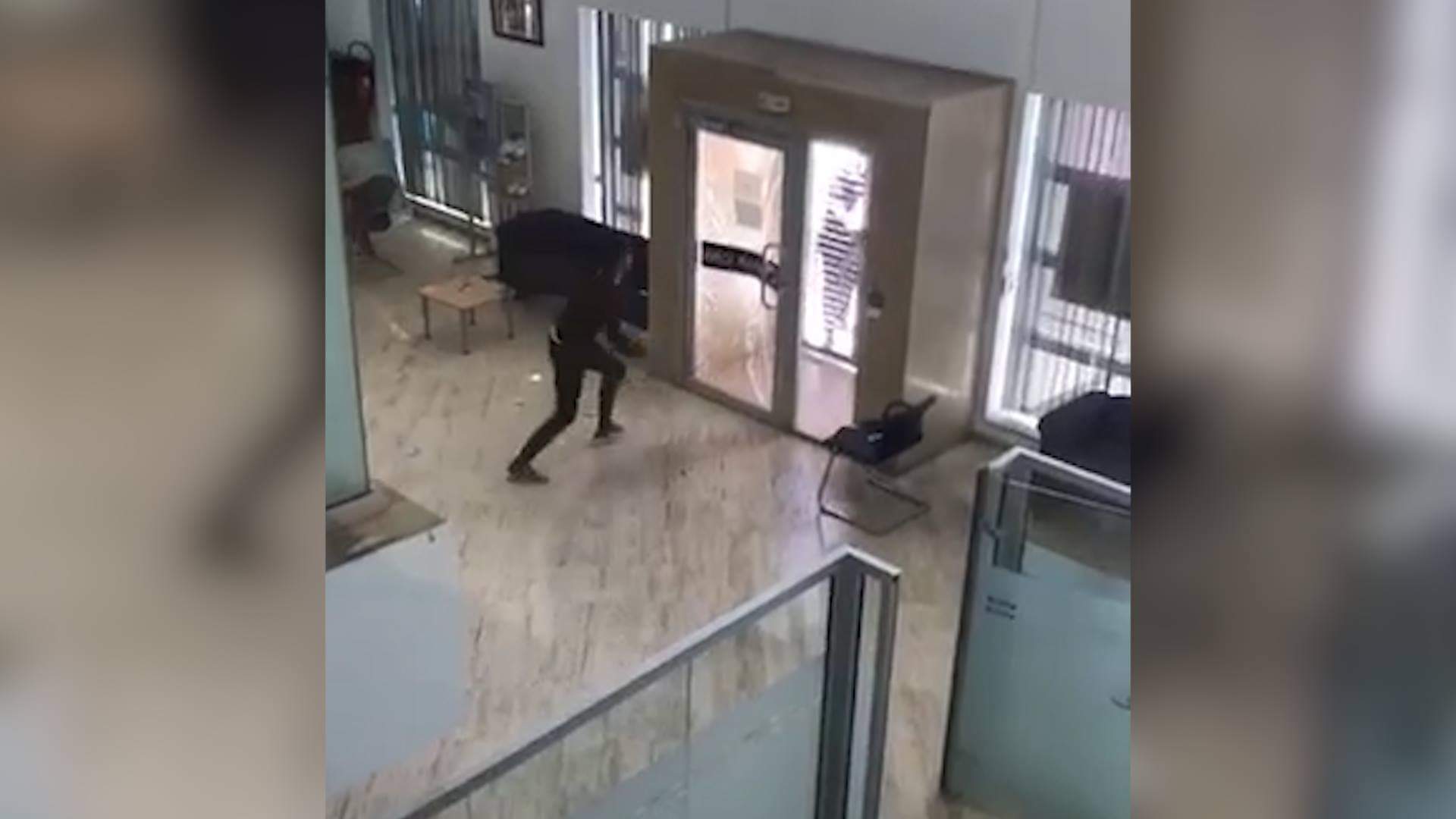 الوكيل العام للملك يودع سارق البنك بالسجن المحلي طنجة.. و25 أبريل موعد أول جلسة