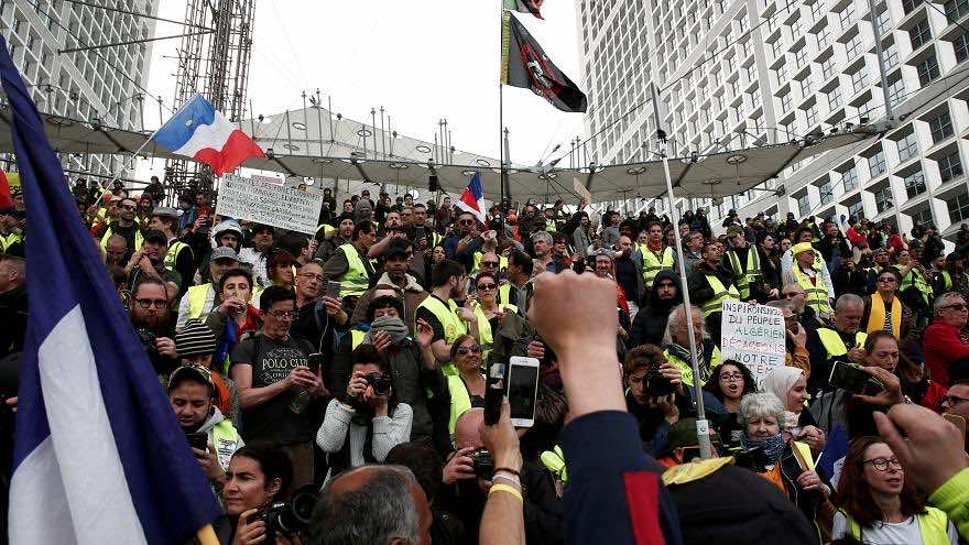 السترات الصفراء تسخر بلسان "فكتور هيغو" من سخاء المتبرعين لـ"نوتردام".. وتدعو الأثرياء لنجدة "البؤساء" أولا -فيديو-