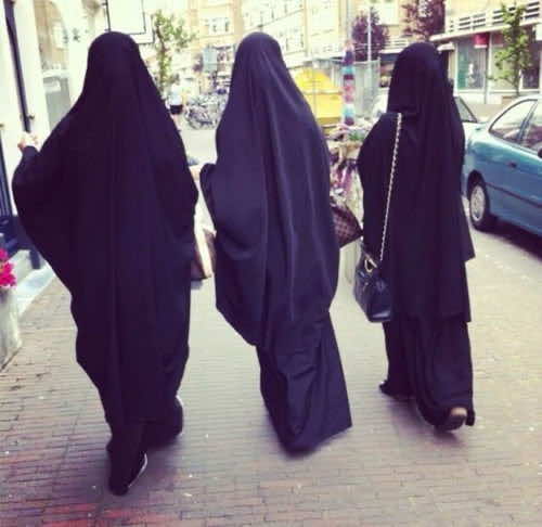 مثير.. إلقاء القبض على 4 شبان يتسولون بألبسة نسائية بمراكش 