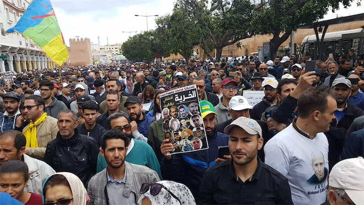 متظاهرون " في الرباط "يخيطون" أفواههم على طريقة الزفزافي -صور