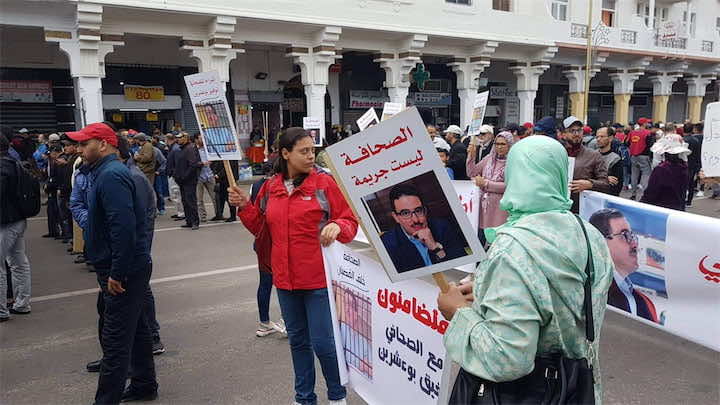 متظاهرون يحملون صور بوعشرين في مسيرة الرباط ويطالبون بإطلاق سراحه.. "الصحافة ليست جريمة"-صور