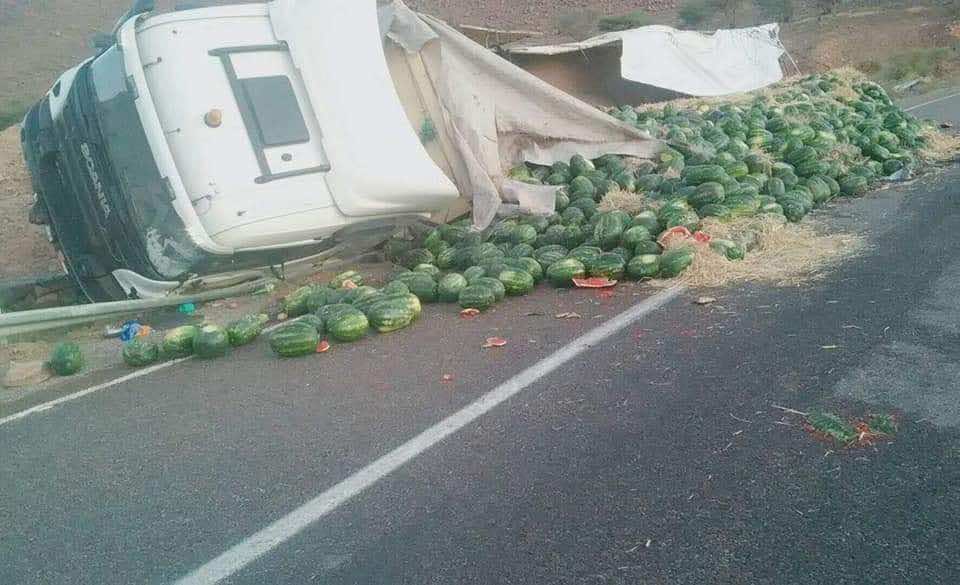 حرب الطرق.. انقلاب شاحنة محملة بالبطيخ الأحمر