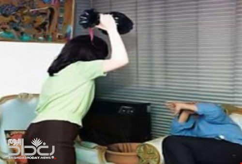 مثير.. رجل "يشرمل" نفسه في الشارع العام بعدما اعتدت عليه زوجته