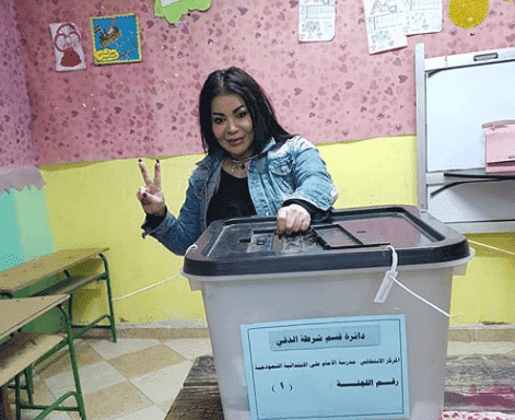 ليلى غفران تشارك في الاستفتاء في مصر.. وترد على المنتقدين: "مصر أعطتني الكثير ولم أنس المغرب حيث تعلمت الإخلاص"