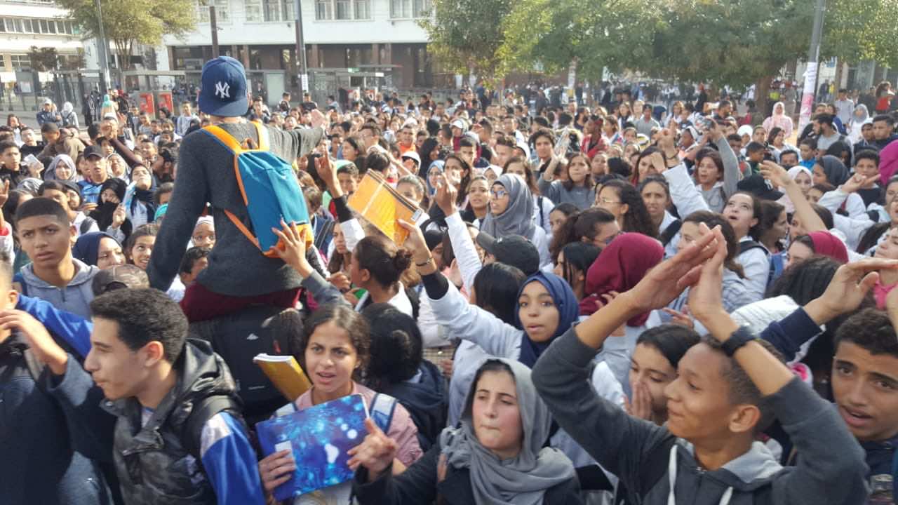 تلاميذ يحتجون ضد هدر الزمن الدراسي: "لا لا ثم لا.. للتعاقد المهزلة" - فيديو